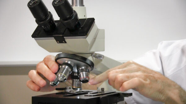 Técnica microscopia HLB, en centro de formación en salud integrativa ISMET Barcelona