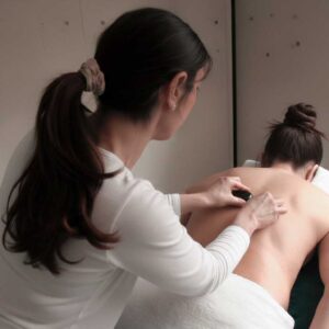 Stone therapy, masaje con piedras volcánicas, en centro de formación ISMET, Barcelona