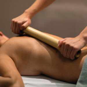 masaje con cañas de bambú Bambuterapia Balinesa. En centro de formación ISMET Barcelona