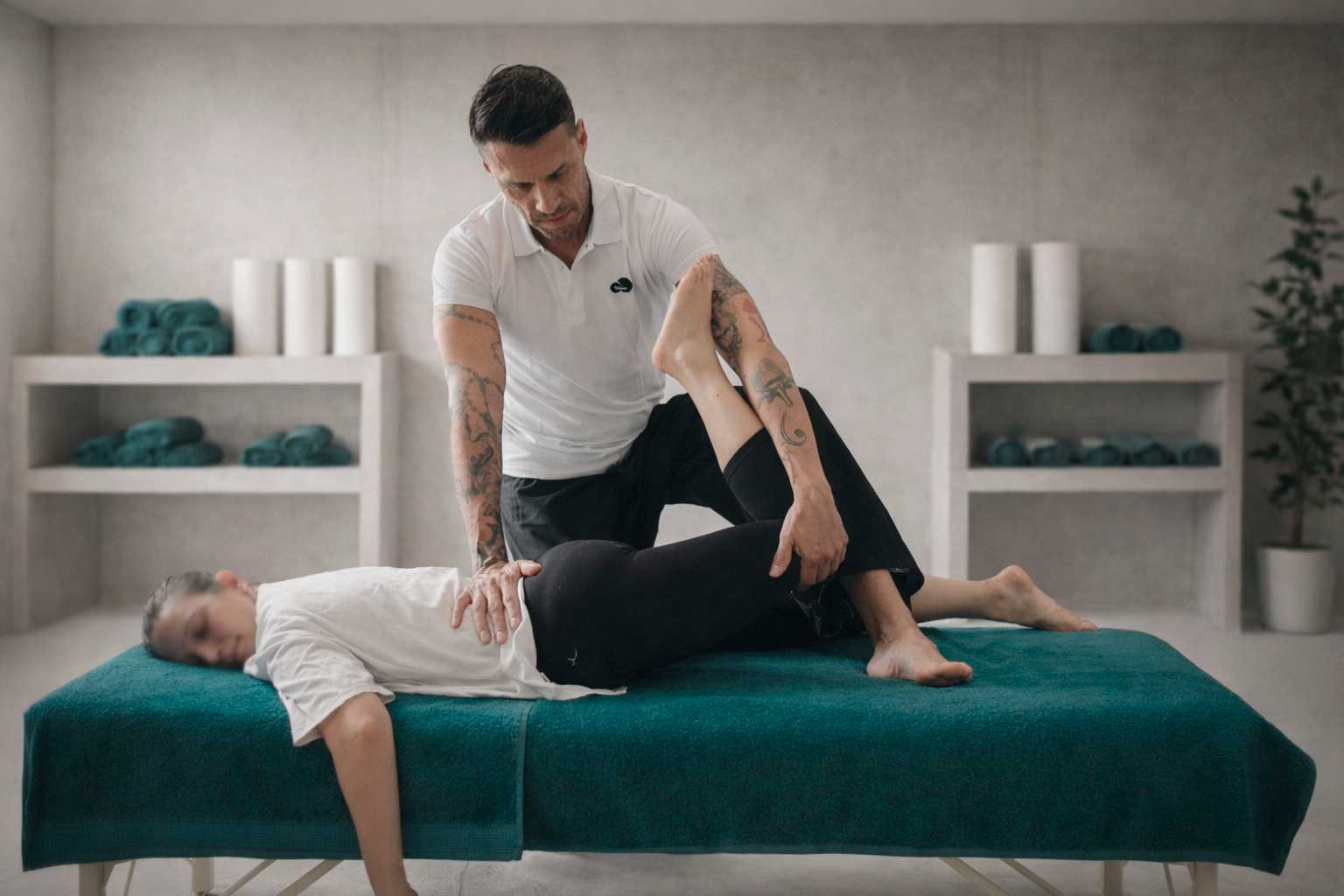 Maniobras de masaje tailandés, lumbociatalgias adaptadas a camilla