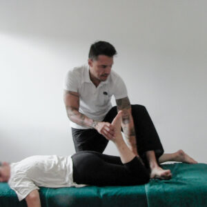 Maniobras de masaje Tailandés, para lumbociatalgias adaptadas a camilla